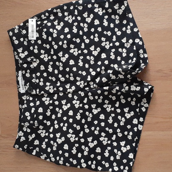 Women's Mid-Rise Slim 5 Inch Inseam Khaki Floral Short - Picture 3 of 3